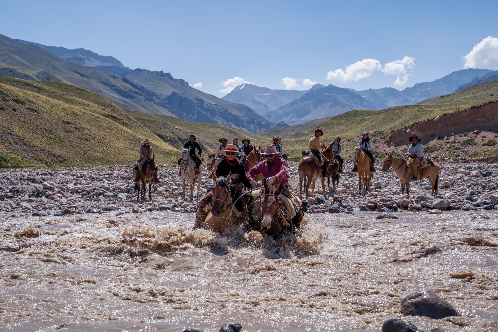 Baqueanos cruzando el río